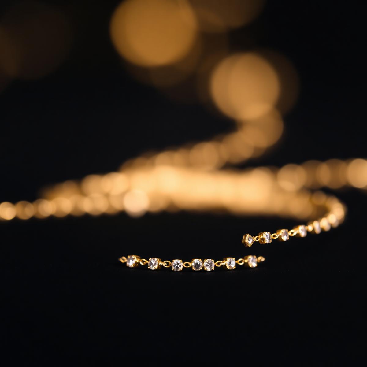 Pulseira dourada delicada com cristais